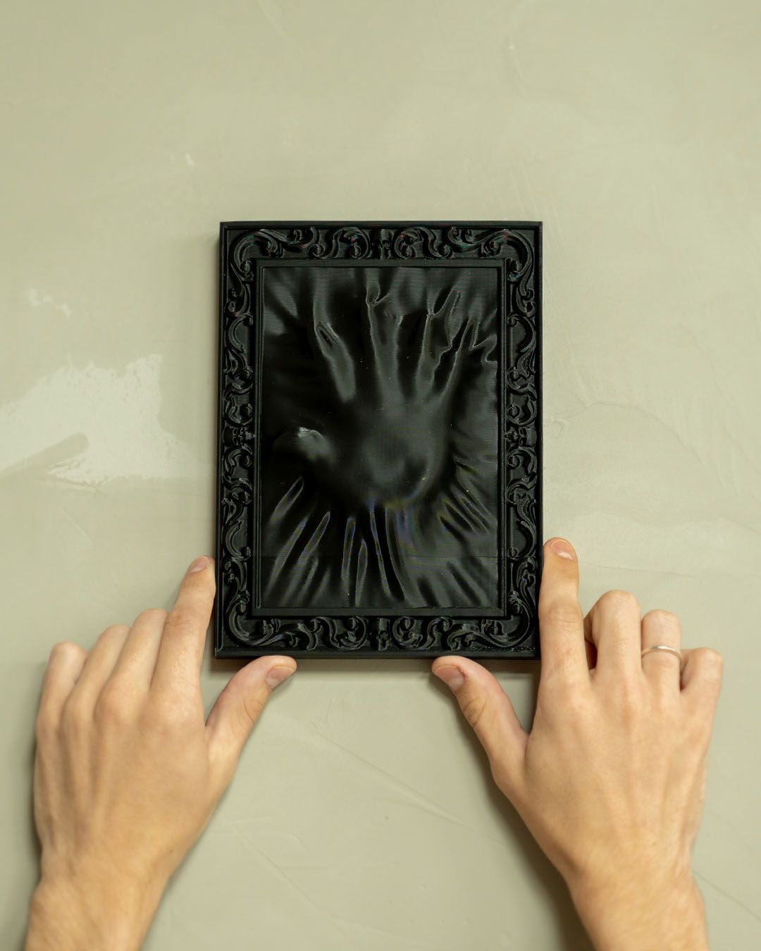 The other Side Frame Adult Hand (Black)